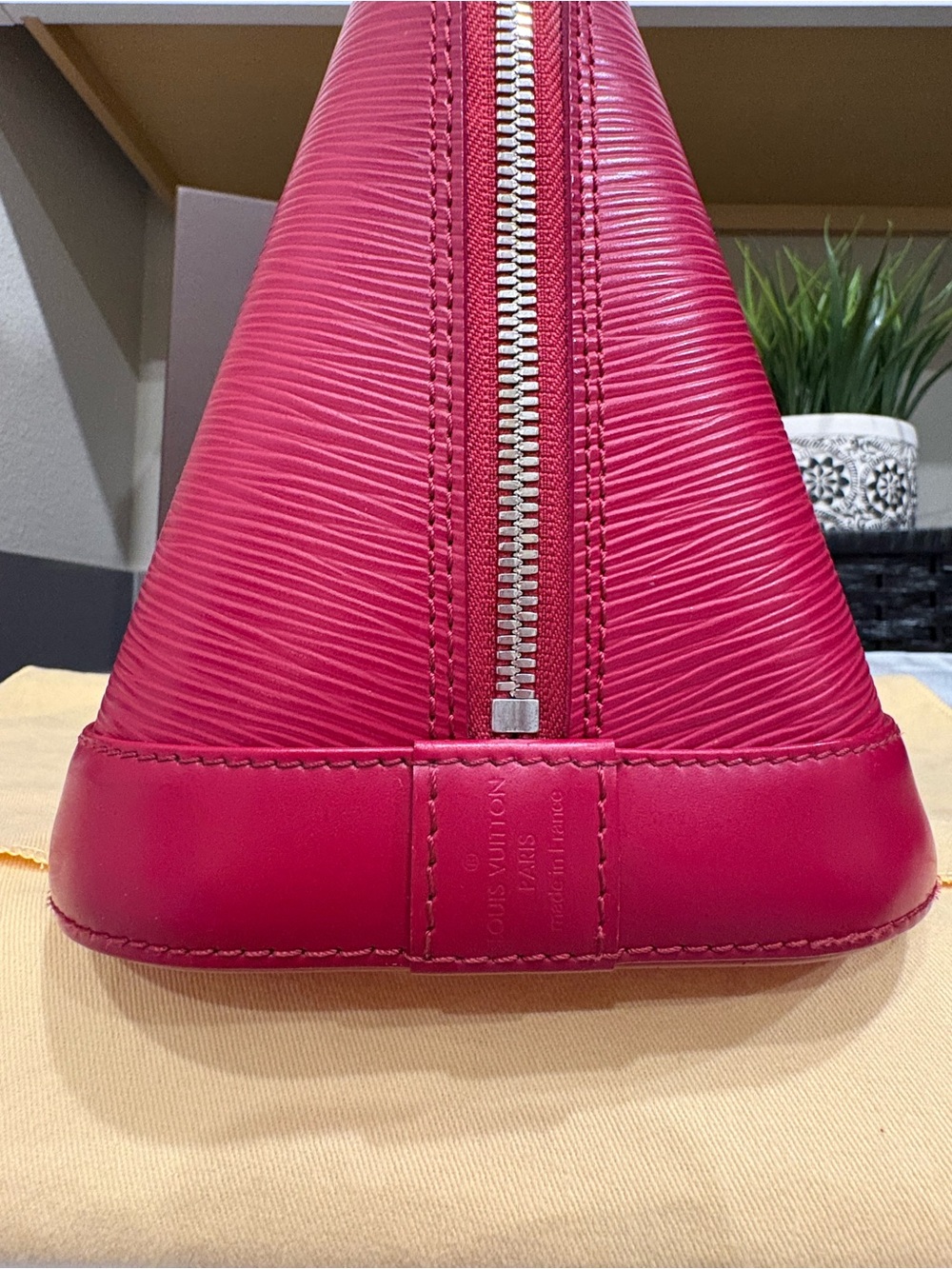 Louis Vuitton Alma PM Epi Fuchsia Satchel Top Handle Bag - Excellent condition - Picture 15 of 16